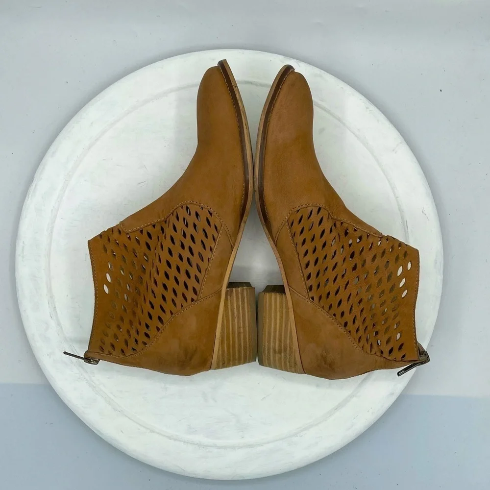 Anthropologie-Seychelles Waypoint Ankle  Boots, Real Perforated Leather